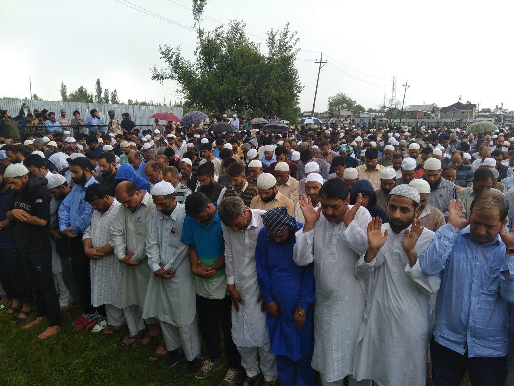 Thousands attend Shujaat Bukhari's funeral in Kreeri